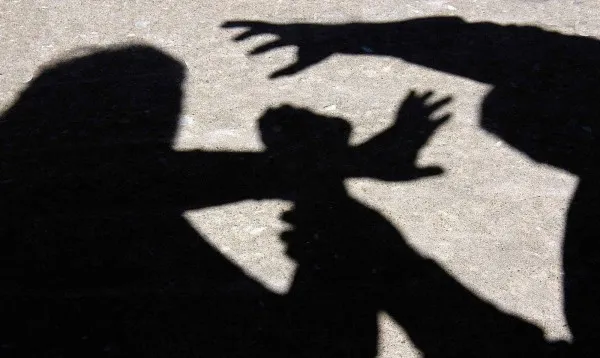 Tânără însărcinată, bătută în fața catedralei din Făgăraș. Unul dintre cei doi agresori este tatăl unei prietene a victimei 