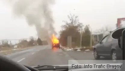 Autoturism în flăcări în Noua