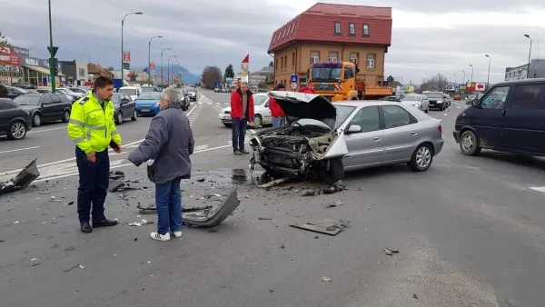 Şofer de 70 de ani, n-a dat prioritate şi a trimis cinci oameni la spital