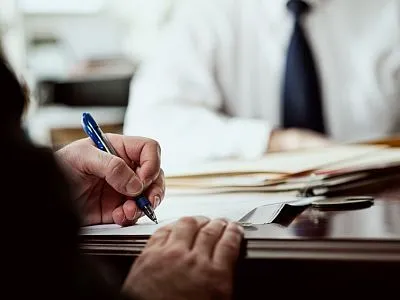 Un asistent juridic câştigă, în medie, peste 2.800 de lei la Braşov