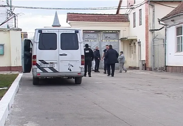 Deţinutul care şi-a scuipat gardianul riscă iar puşcăria
