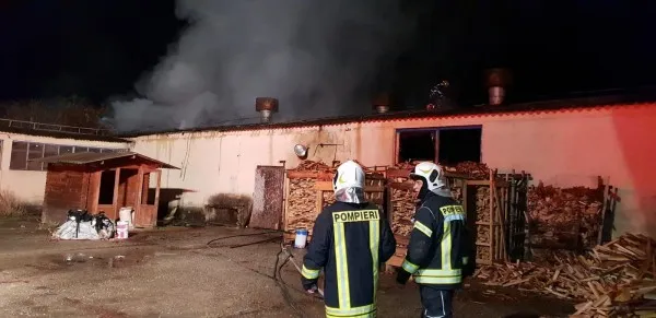 Foc la o fabrică de mobilă din Prejmer 