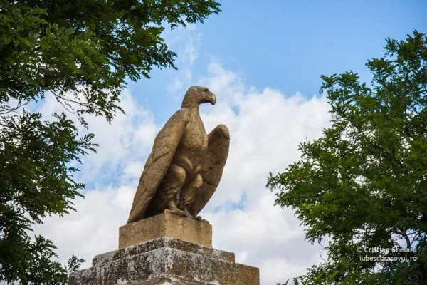 Braşovul are 16 monumente dedicate eroilor, dintre care unul este foarte degradat