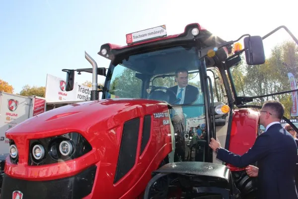 Noul tractor românesc i-a adus aminte lui Orban de primul lui loc de muncă de după Revoluţie