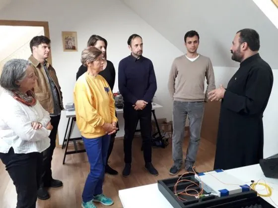 Ce ipoteză lansează un preot din Braşov, doctor în inginerie electrică, despre impactul wi-fi şi al releelor de telefonie