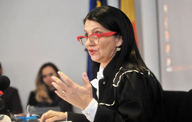 „Rezidenţii, obligaţi să rămână în ţară”