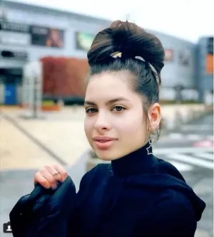 Cu moţ