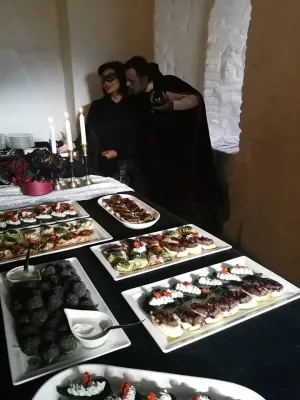 Coliva cu usturoi, în meniul strigoilor, la petrecerea de patru zile de la Castelul Bran