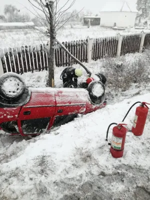 Primele probleme din iarnă şi în Covasna: Maşină răsturnată, la Sfântu Gheorghe