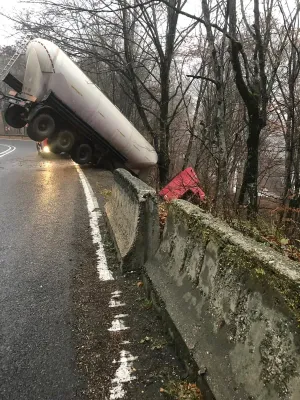 Cap tractor ieșit în decor, cisternă suspendată deasupra DN 13