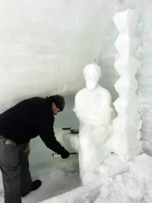 „Regele Unirii”, sculptat în gheaţă, va trona în această iarnă pe platoul de la Bâlea