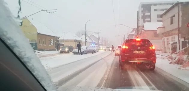 Un şofer din Neamţ a lovit o adolescentă pe trecerea de pietoni, pe 13 Decembrie