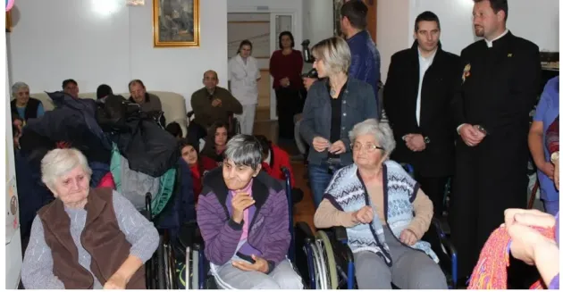 Copiii din Făgăraş, în vizită, cu daruri, la Centrul pentru persoane vârstnice 