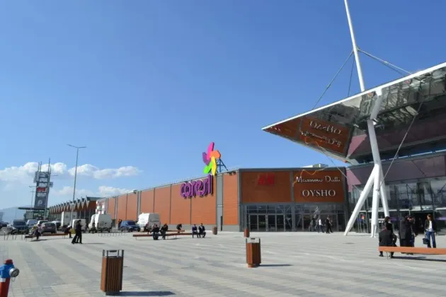 Hoţi „navetişti” din Bucureşti şi Giurgiu, prin mall, la Coresi