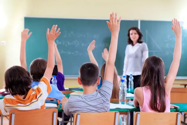 Timpul petrecut în clase de către elevi, decis de parlamentari