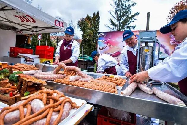 Omletă din 600 de ouă la „Parada cârnaţilor”