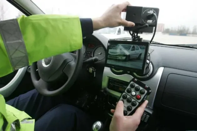 Au depăşit viteza legală cu 100 km la oră