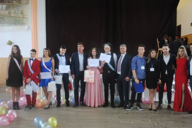 Ieri s-au ales cei mai frumoşi, populari şi eleganţi liceeni din Râşnov