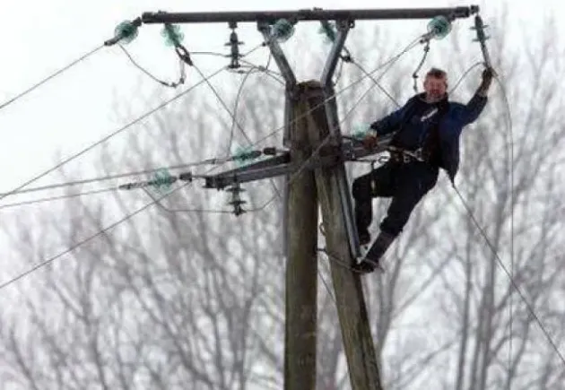 „Voucherul de lumină”. 7.000 de lei de la stat pentru racordarea gospodăriilor la reţeaua de electricitate