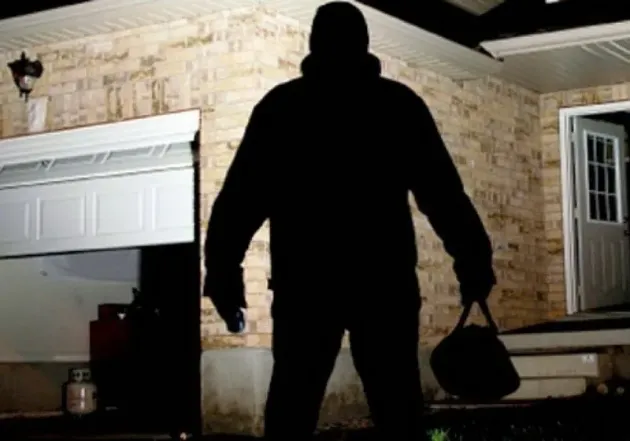 Au furat sute de metri de cablu, scule și un pistol dintr-o casă din Codlea