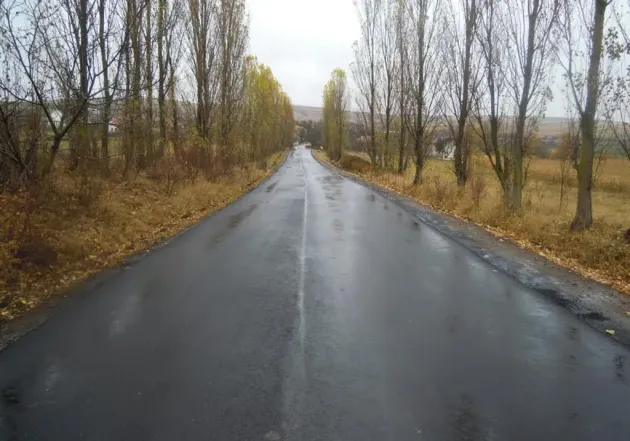 Drum asfaltat între Mănăstirea Brâncoveanu şi Valea Sâmbetei 