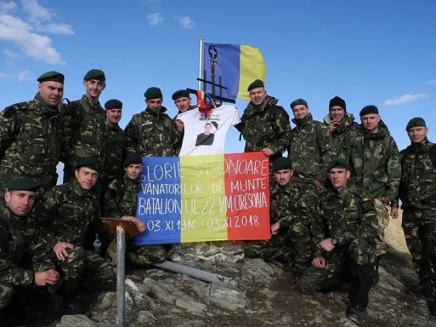 Plecat prea repede la ceruri, omagiat de colegi cu un drapel pe Vârful Moldoveanu