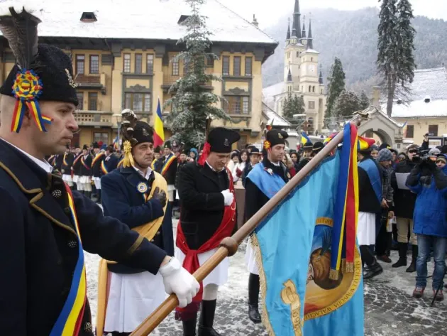 Junii îi invită pe braşoveni la o rugăciune pentru eroi în Piaţa Unirii şi la Hora marii Românii în Piaţa Sfatului