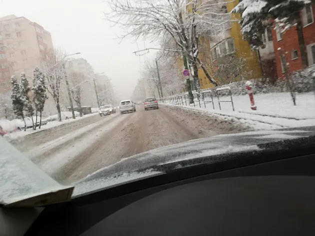 Zăpada nu a blocat Braşovul, dar nici „la negru” nu s-a circulat