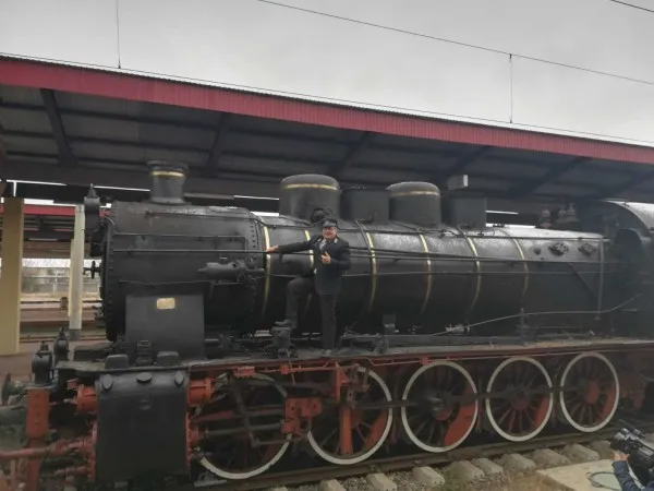 Un tren construit în urmă cu 100 de ani, dus de la Brașov la Galați