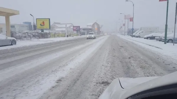 Firmele de deszăpezire din Brașov și-au scos toate utilajele pe străzi 