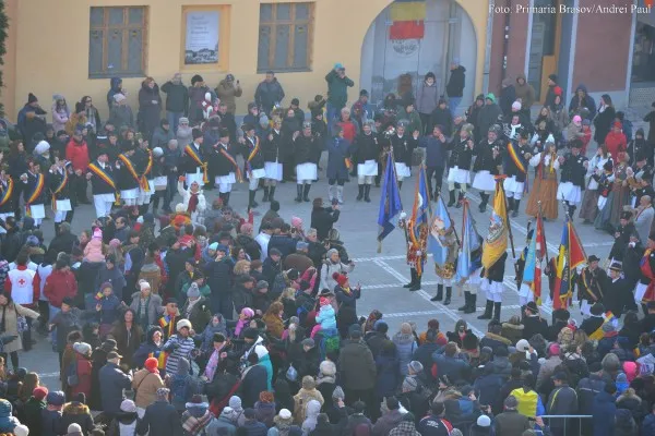 Junii au adus Hora Junilor în Piaţa Sfatului şi au jucat Hora Unirii alături de braşoveni