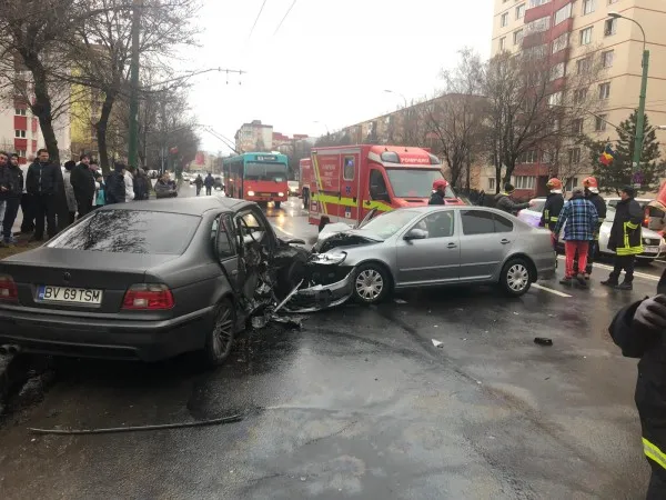 Accident pe Bulevardul Vlahuță: Două maşini, 6 victime