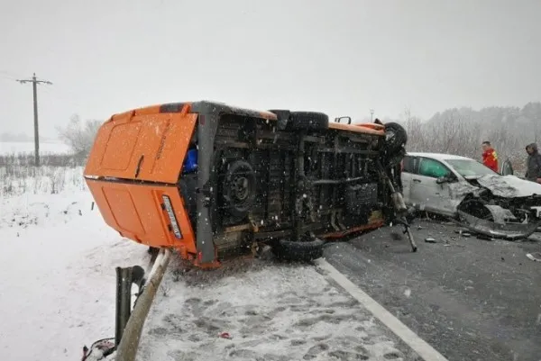 Un tânăr brașovean a provocat un accident de Plan Roșu, la Avrig: Nouă răniți și un mort din cauza unei depășiri riscante și a cauciucurilor de iarnă uzate