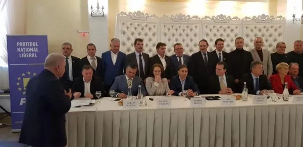 Liberalii au format Alianţa Centrului 