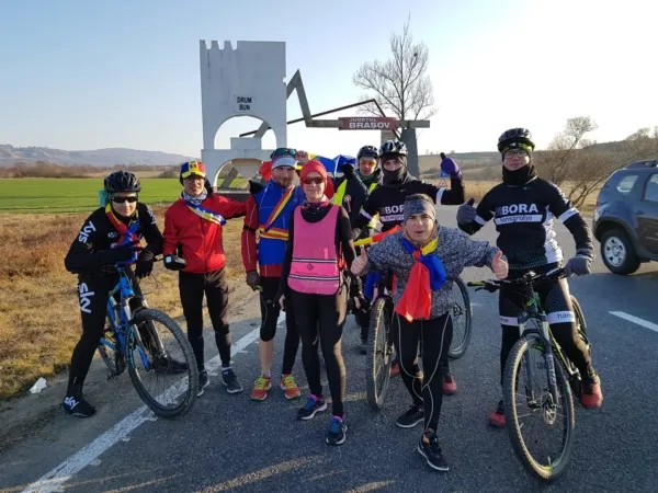 Au alergat şi au pedalat 150 de kilometri pentru a sărbători Centenarul