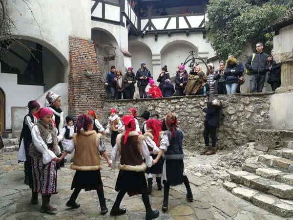 Sâmbăta, zi cu colinde şi muzică de fanfară la Castelul Bran