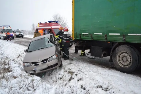 Două maşini în şanţ, marţi dimineaţă