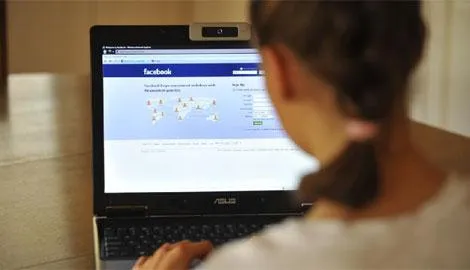 Ispravă de liceeni: „Viol” virtual şi şantaj sexual pe Facebook