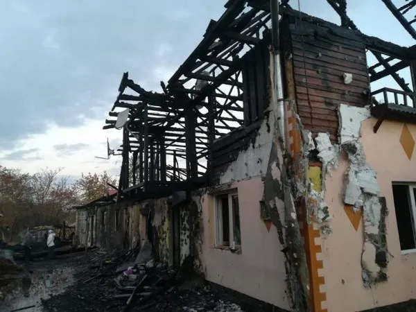 Au nevoie de ajutor după ce au scăpat cu viaţă dintr-un incendiu care le-a distrus casa pentru care au muncit 16 ani prin străinătate