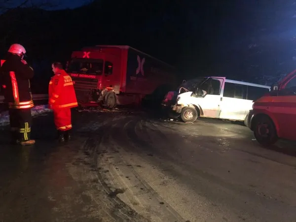 Coliziune pe DN 1A: Microbuz cu muncitori și camion cu apă minerală