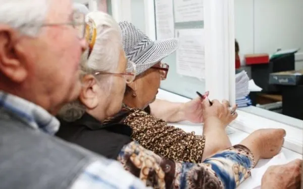 Pensionarii care trăiesc în străinătate vor fi obligaţi să dovedească de două ori pe an că nu au murit