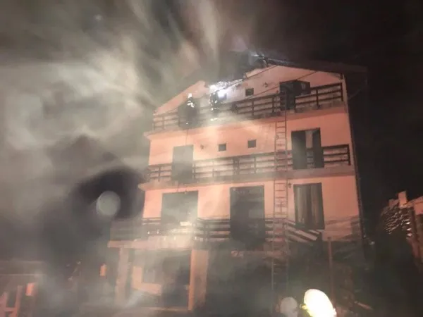 Incendiu la o pensiune din Predeal: Pompierilor le-a înghețat apa în furtunuri 