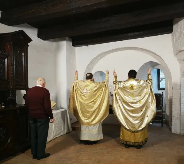 De Sfântul Nicolae începe „luna porcului” la  Castelul Bran. Sâmbătă au fost primiţi pentru prima dată şi preoţii, să slujească în castel