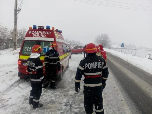 Accident de coşmar pentru o tânără de 23 de ani: S-a răsturnat cu maşina de trei ori, proiectată apoi prin parbriz într-un canal cu apă