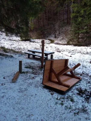 Canionul Şapte Scări, vandalizat pentru tabla de aluminiu