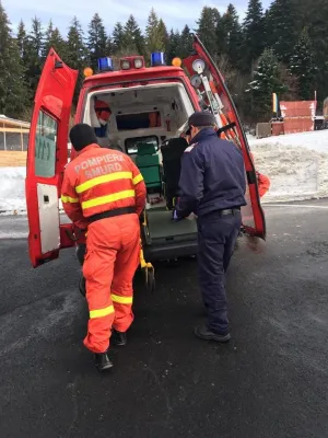 Primul accident pe pârtie, în noul sezon: Doi schiori s-au ciocnit, unul a ajuns la spital
