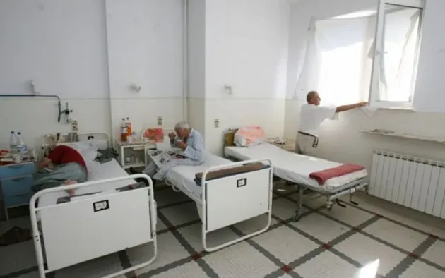 Şi-a prădat colegele de salon