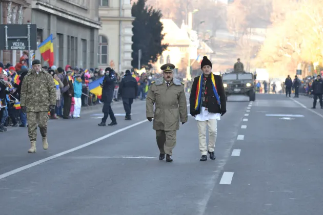 FOTO. Mii de brașoveni  au participat la Parada Centenarului. Prefectul Marian Rasaliu a fost îmbrăcat în costum național