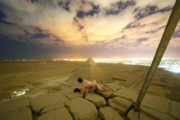 Poze nud făcute în vârful Marii Piramide 