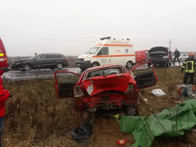 Un Opel, prins în `menghină` pe DN1. Doi oameni morţi, ceilalţi pasageri preluaţi de SMURD